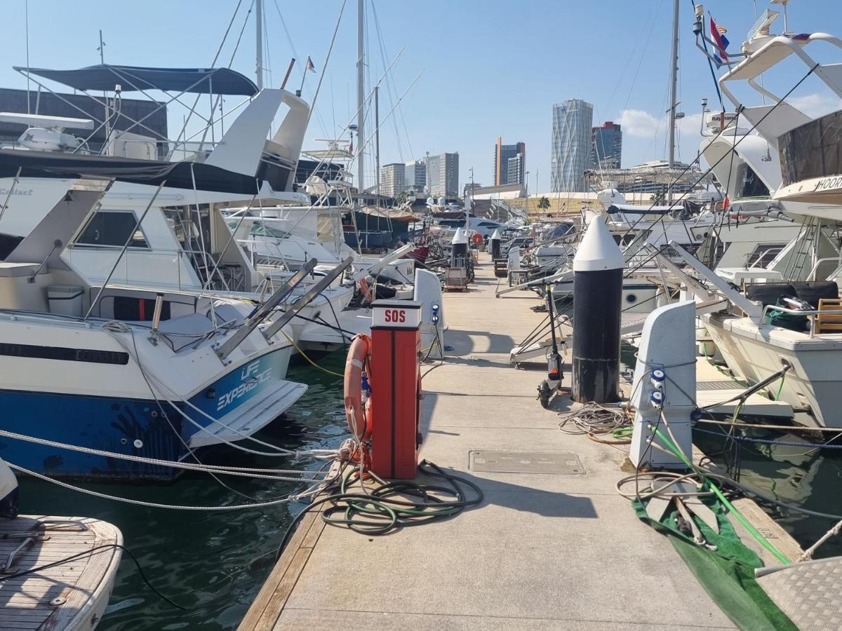 Hotel Beautiful And Comfy Boat In Barcelona With Boat Tour Option Exteriér fotografie